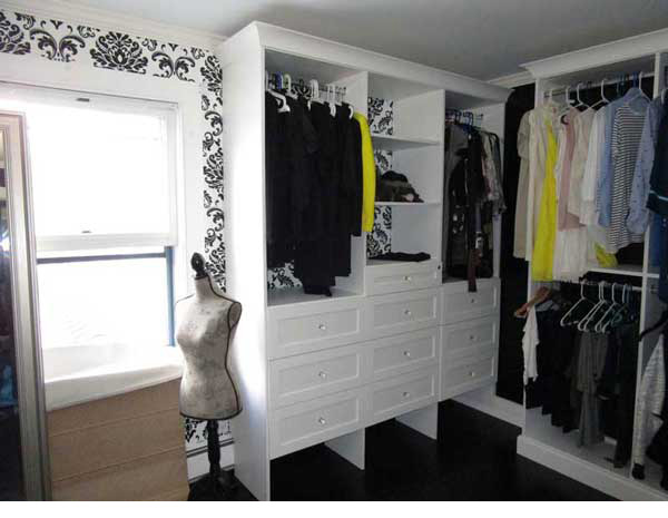 What are easy organization tips for a small closet?