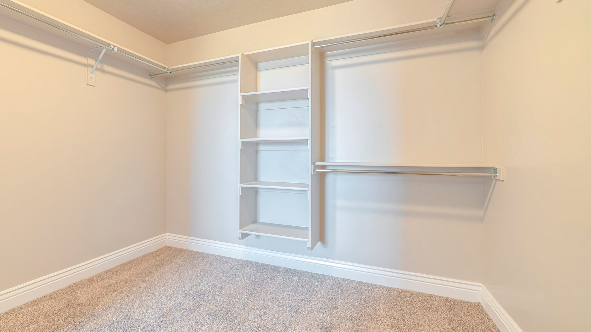 Why You Should Customize Your Reach-In Wardrobe Closet for Optimal Space